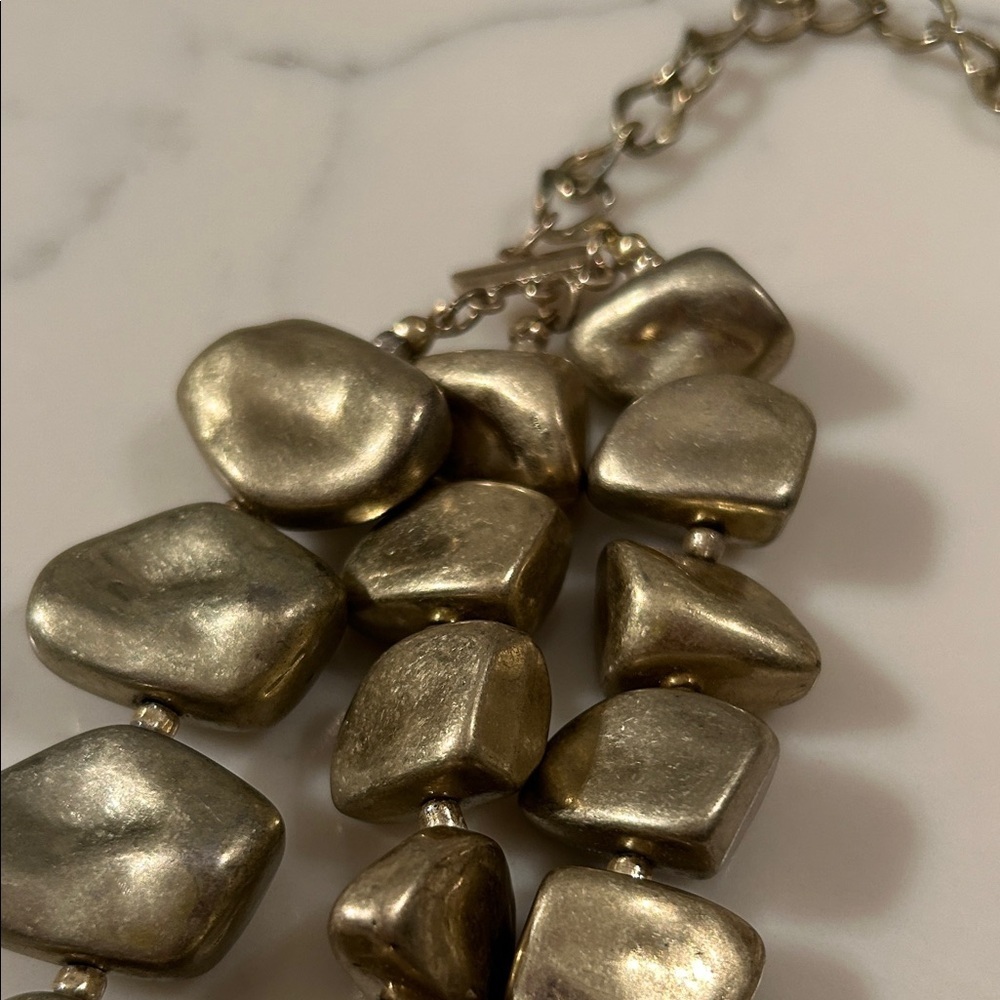 Elegant Gold-Tone Necklace - Picture 2 of 4